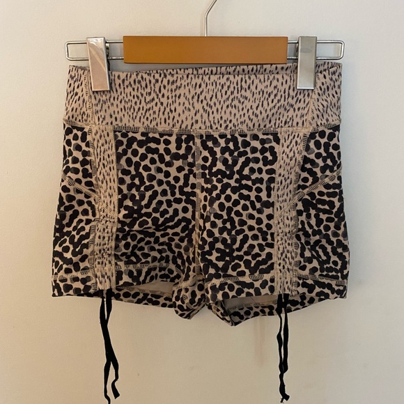 Lululemon liberty shorts leopard print - Picture 2 of 11